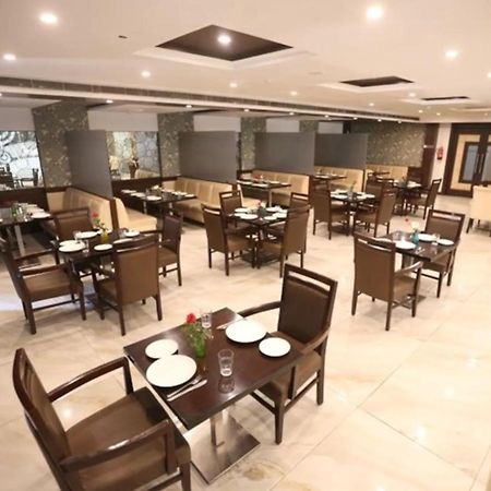 Hotel Krishna Palace, Ayodhya Экстерьер фото
