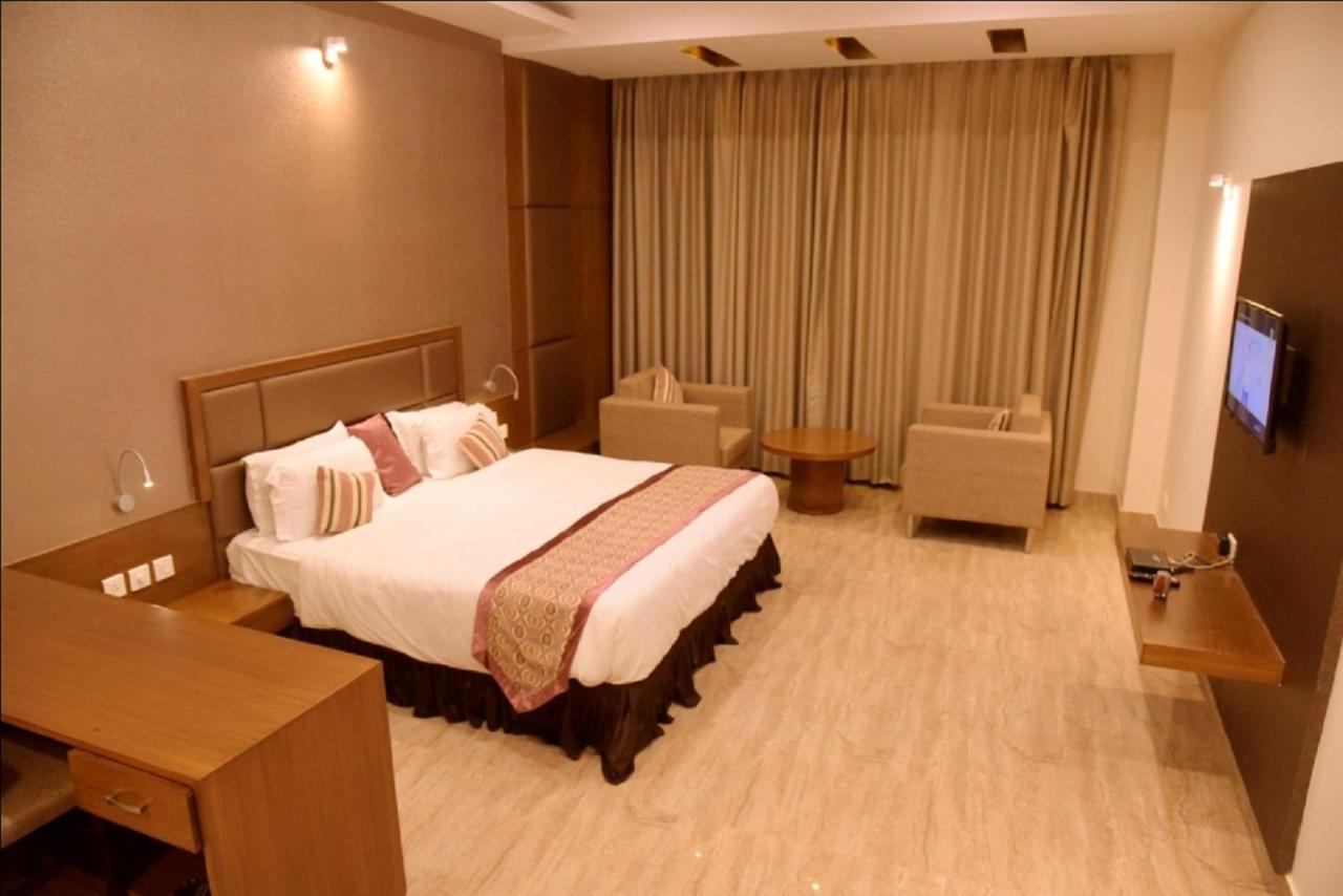 Hotel Krishna Palace, Ayodhya Экстерьер фото