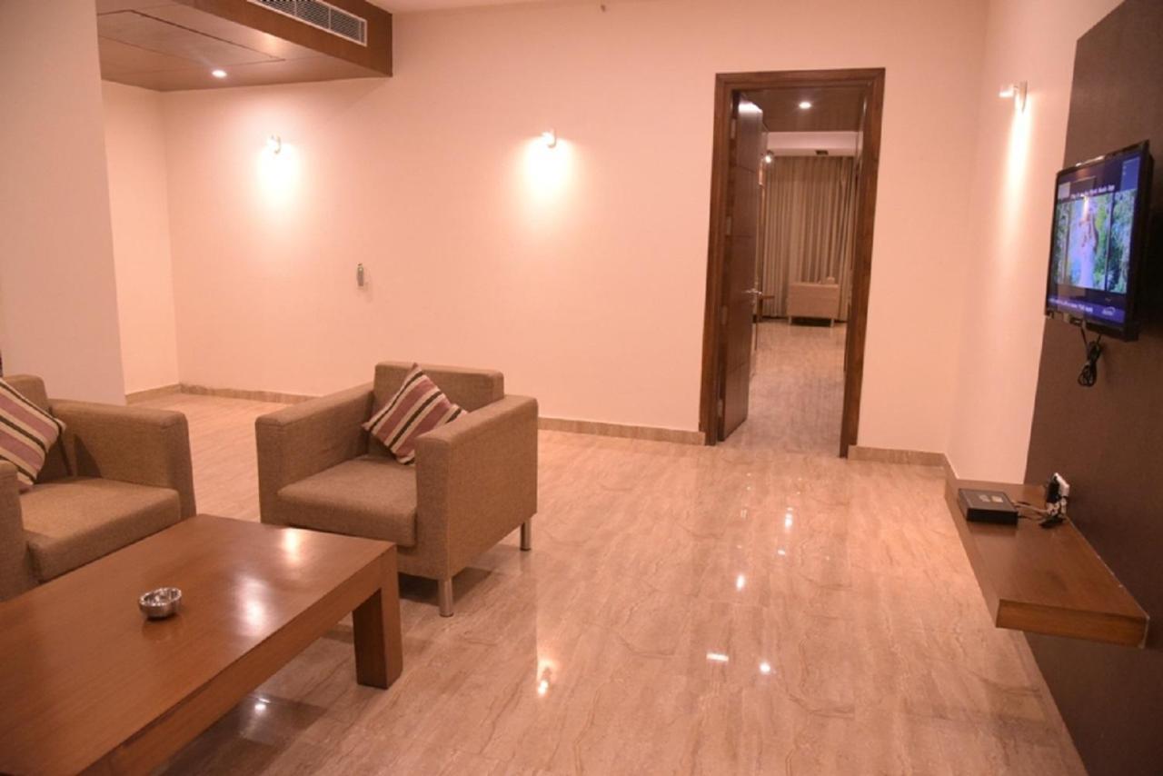 Hotel Krishna Palace, Ayodhya Экстерьер фото