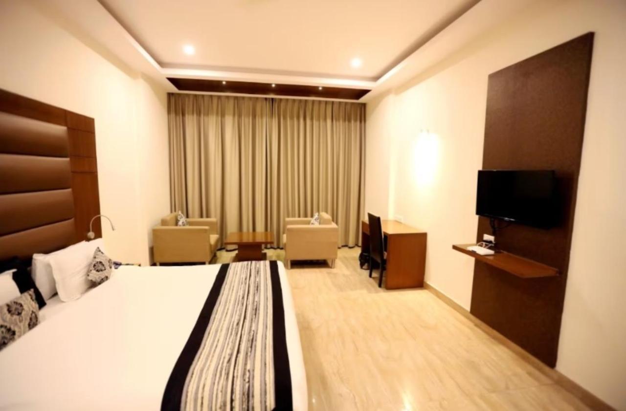 Hotel Krishna Palace, Ayodhya Экстерьер фото
