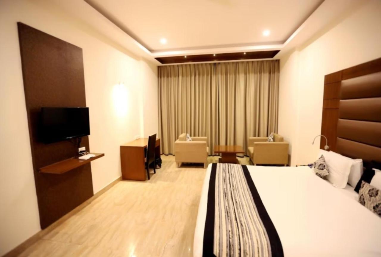 Hotel Krishna Palace, Ayodhya Экстерьер фото