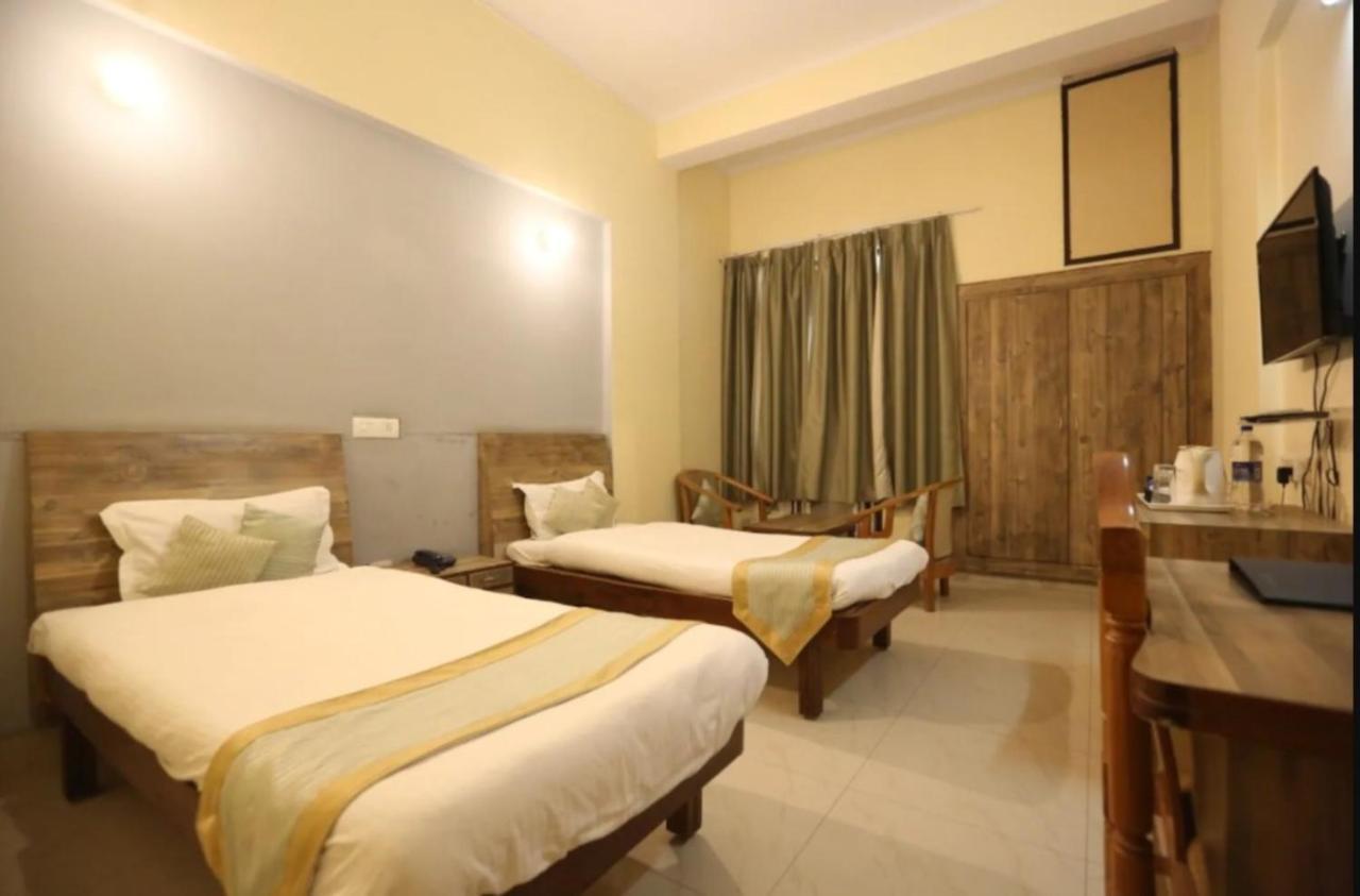 Hotel Krishna Palace, Ayodhya Экстерьер фото